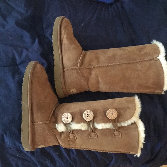 Size 8 tall button UGG boots - Picture 1 of 7